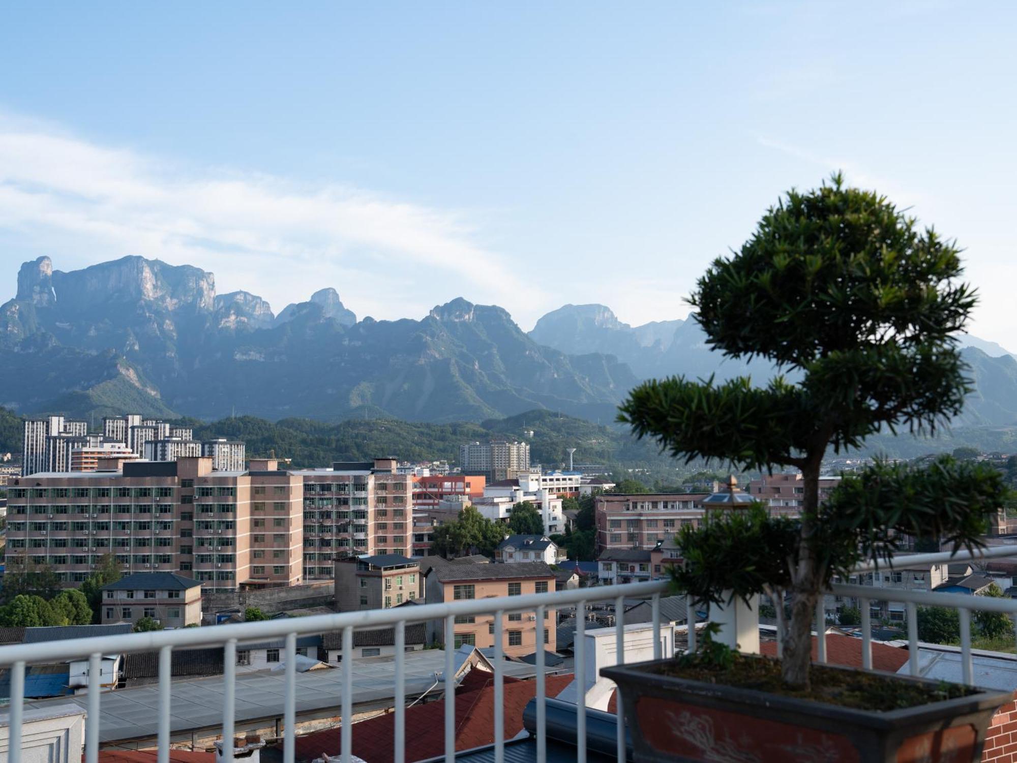 Patio Spring Holiday Inn -- Free Round Trip Pick-Up Service --Panoramic View Of Tianmen Mount Čang-ťia-ťie Exteriér fotografie