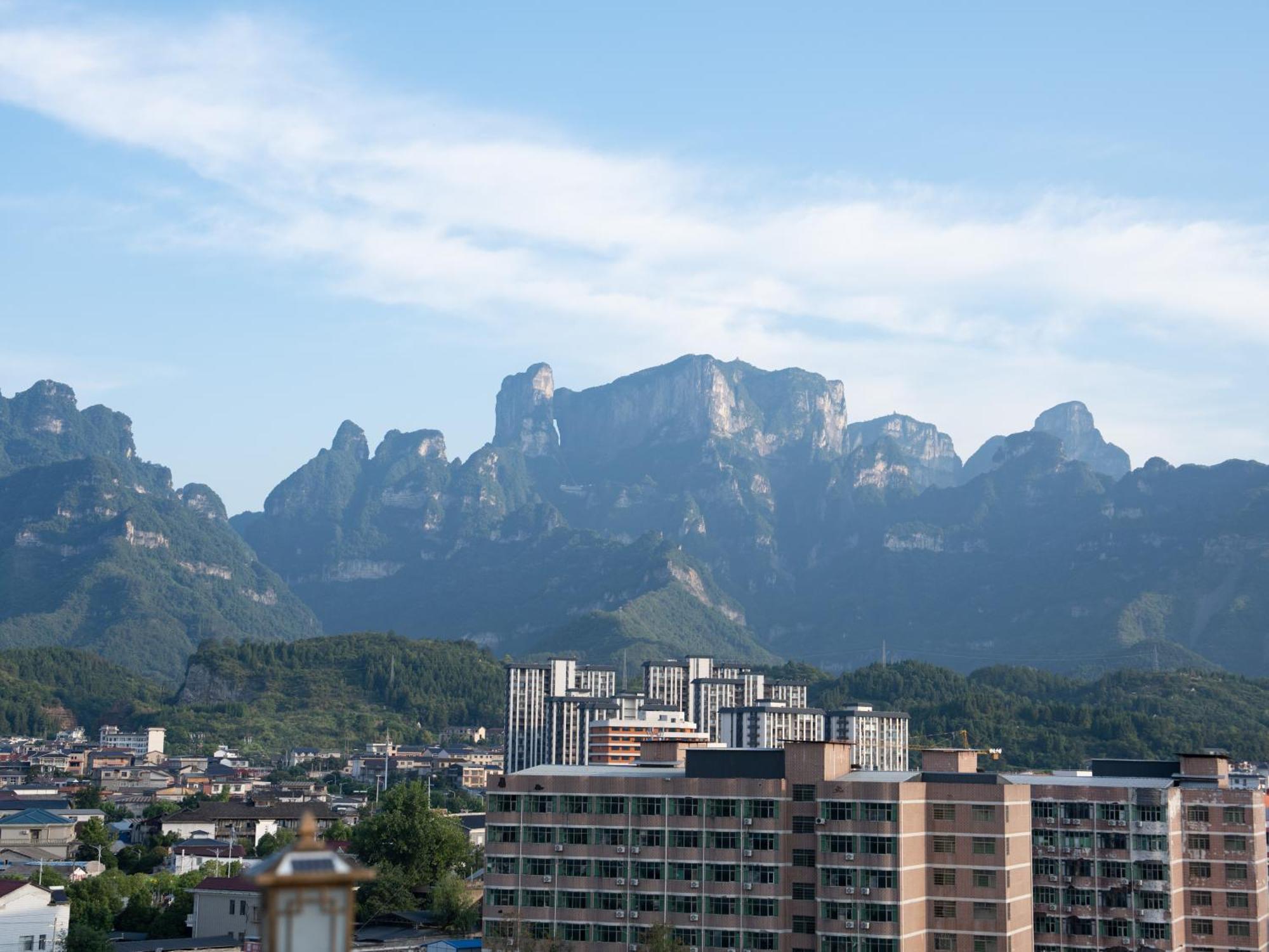 Patio Spring Holiday Inn -- Free Round Trip Pick-Up Service --Panoramic View Of Tianmen Mount Čang-ťia-ťie Exteriér fotografie